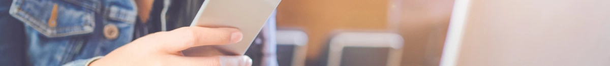 Image d'illustration pour contacter Immonot - Bureau avec téléphone et ordinateur