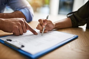 Quand signer un...